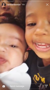 Tingkah Menggemaskan 2 Anak Kim Kardashian Saat Main Bareng