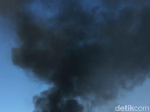Asap Hitam Membumbung, Lahan Kosong di Cijaura Buahbatu Terbakar