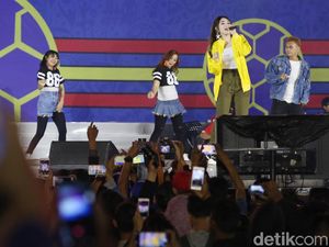 Detik-detik Sebelum Via Vallen Jatuh Pingsan saat Manggung di Demak Detik-detik Sebelum Via Vallen Jatuh Pingsan saat Manggung di Demak