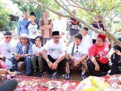 Pemain Si Doel The Movie Beri Kejutan Para Pekerja di Ciganjur