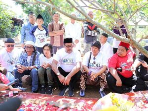 Pemain Si Doel The Movie Beri Kejutan Para Pekerja di Ciganjur Pemain Si Doel The Movie Beri Kejutan Para Pekerja di Ciganjur