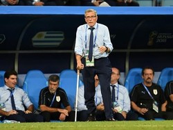 Pakai Tongkat, Pelatih Uruguay Oscar Tabarez Mengidap Penyakit Langka