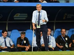 Pakai Tongkat, Pelatih Uruguay Oscar Tabarez Mengidap Penyakit Langka Pakai Tongkat, Pelatih Uruguay Oscar Tabarez Mengidap Penyakit Langka