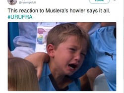 Setelah Muslera melakukan blunder, kamera televisi menangkap ekspresi bocah suporter Uruguay ini. Sampai nangis lho. Foto: Twitter