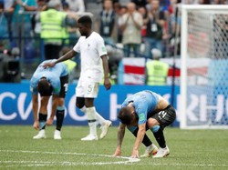 Pemain Prancis menghibur pemain Uruguay. REUTERS/Grigory Dukor.