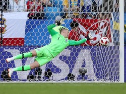 Kiper Inggris Jordan Pickford melakukan penyelamatan bola hasil tendangan pemain Swedia Marcus Berg. REUTERS/Lee Smith