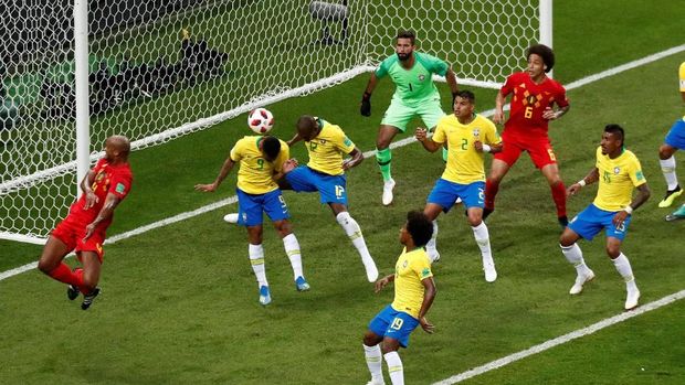Brasil dikejutkan oleh gol bunuh diri Fernandinho pada menit ke-13. (