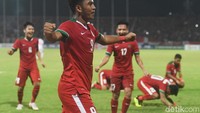 Kebuntuan timnas U-19 pada menit ke-81. Todd Rivaldo melakukan solo run, tendangannya membentur mistar. Muhammad Rafli Mursalim menyambut bola rebound dengan tendangan kaki kiri, yang masuk ke gawang Vietnam. Foto: ANTARA FOTO/Zabur Karuru.