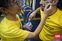 Bus TransJakarta 'Disulap'  Jadi Bus Pendukung Swedia