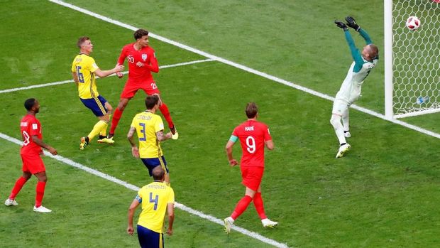 Dele Alli ketika mencetak gol ke gawang timnas Swedia.
