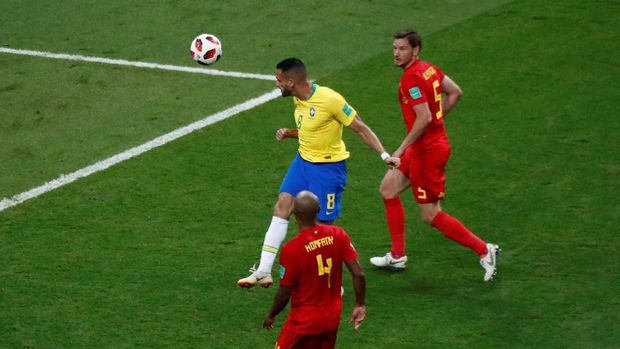 Gol sundulan Renato Augusto memperkecil ketinggalan Brasil dari Belgia. (