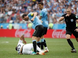 Ribut-ribut berawal saat Mbappe tiba-tiba tergeletak jatuh usai kontak minimal dari Cristian Rodriguez. Kubu Uruguay pun tak terima. (Foto: Damir Sagolj/Reuters)