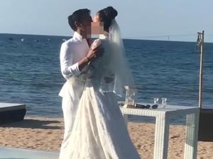 Ciuman Dimas Anggara ke Nadine Chandrawinata Usai Resmi Nikah