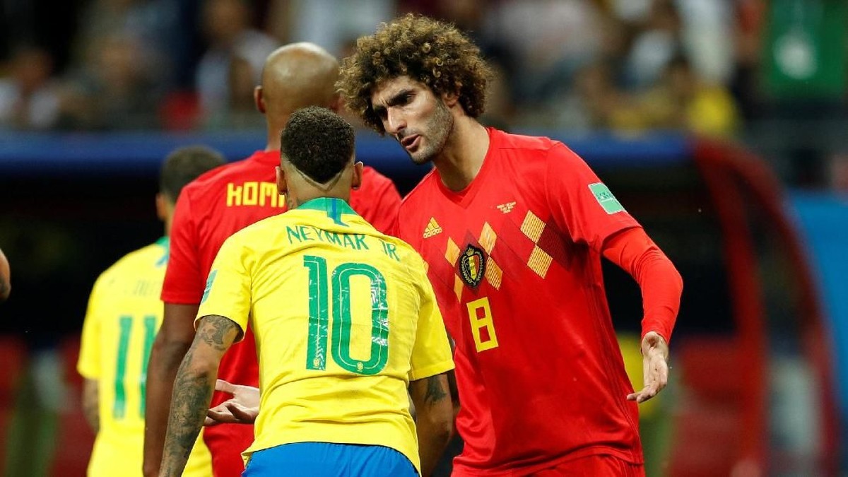 Marouane Fellaini vs Neymar di laga Brasil melawan Belgia di Piala Dunia 2018. (Foto: John Sibley/Reuters)