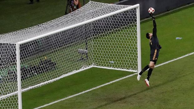 Thibaut Courtois melakukan sejumlah penyelamatan gemilang di laga lawan Brasil.