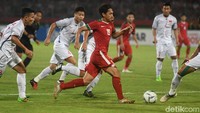 Timnas U-19 masih belum bisa menembus pertahanan Vietnam hingga menit ke-13. Satu peluang lewat tendangan sudut terbuang sia-sa karena bisa ditangkap kiper Vietnam, Ye Li Nie.Foto: ANTARA FOTO/Zabur Karuru.