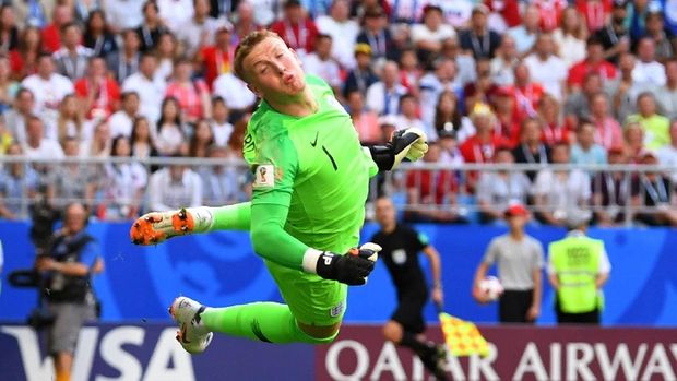 Jordan Pickford melakukan penyelamatan gemilang. 