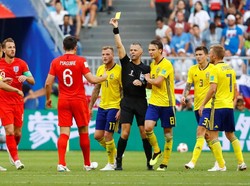 Pemain Inggris Englands Harry Maguire diberikan kartu kuning oleh wasit. Bjorn Kuipers  REUTERS/Michael Dalder