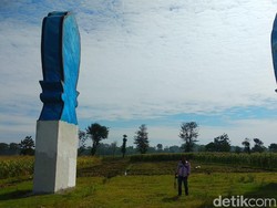 Warga Probolinggo Dihebohkan Viral Nisan Raksasa