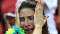 Para suporter pun tak mampu menahan tangis kekalahan Neymar cs dalam pertandingan itu. Sergio Perez/Reuters.