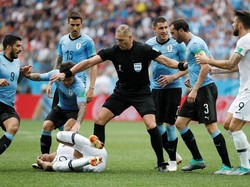 Wasit Nestor Pitana sebisa mungkin membuat situasi tetap dalam kendalinya, dengan menenangkan Godin seraya terus memerhatikan Mbappe. (Foto: Damir Sagolj/Reuters)