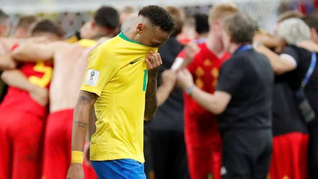 Neymar tampak kecewa, sementara para pemain timnas Belgia merayakan kemenangan.