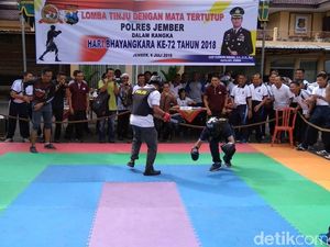 Begini Serunya Tinju dengan Mata Tertutup di Mapolres Jember