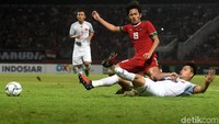 Vietnam melewatkan peluang emas pada menit ke-28. Le Van Nam gagal meneruskan umpan terobosan, bola tendangannya bisa diantisipasi oleh Riyandi. Lima menit berselang Riyandi bisa menepis usaha Van Nam dari jarak jauh. Foto: ANTARA FOTO/Zabur Karuru.