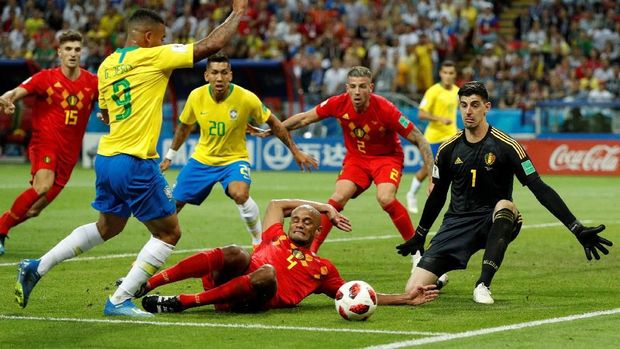 Vincent Kompany menekel Gabriel Jesus di kotak penalti Balgia.