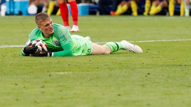 Jordan Pickford melakukan penyelamatan krusial di laga melawan Swedia.