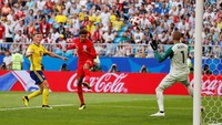 Pemain Inggris Dele Alli mencetak gol lewat sundalan. REUTERS/Lee Smith.