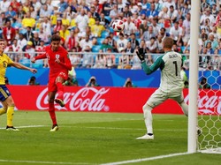 Pemain Inggris Dele Alli mencetak gol lewat sundalan. REUTERS/Lee Smith.