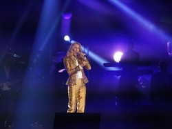 Celine Dion Dikabarkan Dekat dengan Russell Crowe