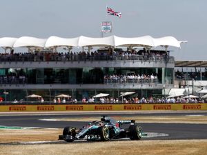 Hamilton Tercepat dalam Sesi Latihan yang Diwarnai Bendera Merah Hamilton Tercepat dalam Sesi Latihan yang Diwarnai Bendera Merah