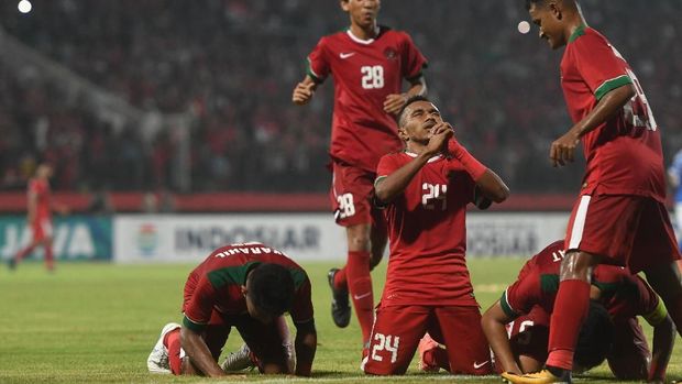 Todd Rivaldo Ferre (kedua dari kanan) baru dimainkan di Timnas Indonesia U-19 pada babak kedua. (