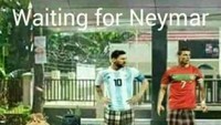 Lionel Messi dan Cristiano Ronaldo, kok, sedang menunggu Neymar dengan memakai sarung dan membawa beberapa tas. Mau ke mana mereka, ya? (Foto: Instagram)