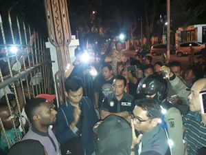 Petugas Gabungan Kepung Asrama Mahasiswa Papua di Surabaya