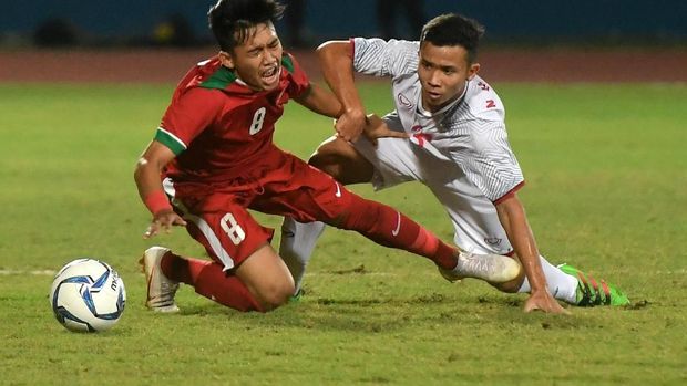 Pemain timnas Indonesia U-19 Witan Sulaeman berduel dengan pemain Vietnam, di Sidoarjo, Sabtu (7/7).