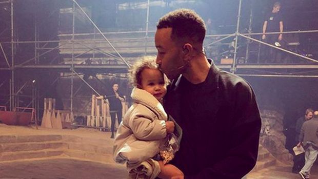 john legend menggendong Luna