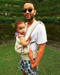 Komentar John Legend soal Sulitnya Ganti Popok Anak di Tempat Umum