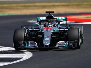 Kalahkan Vettel, Hamilton Rebut Pole dan Pecahkan Rekor Kalahkan Vettel, Hamilton Rebut Pole dan Pecahkan Rekor