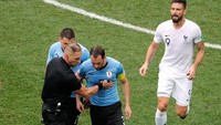 Kapten Uruguay Diego Godin menjadi salah satu yang paling pertama menghampiri Mbappe dan marah-marah. (Foto: Carlos Barria/Reuters)
