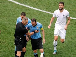 Kapten Uruguay Diego Godin menjadi salah satu yang paling pertama menghampiri Mbappe dan marah-marah. (Foto: Carlos Barria/Reuters)