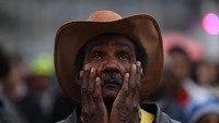 Ekspresi sendu wajah suporter Brasil usai akhir pertandingan Brasil kontra Belgia. Diego vera/Reuters.