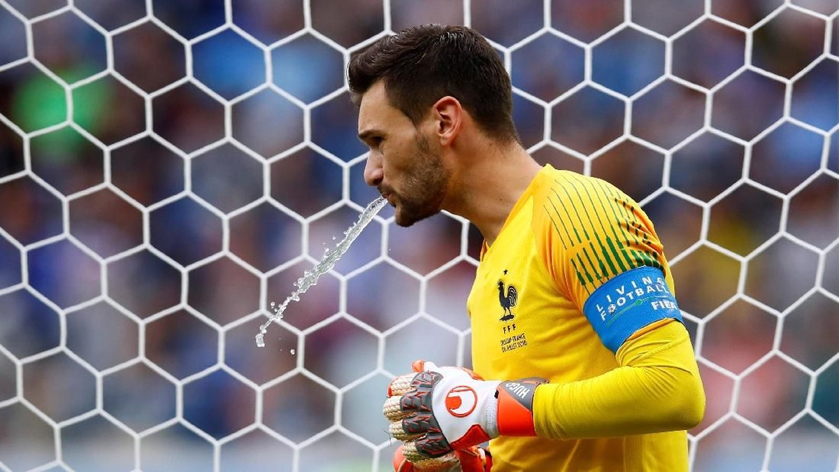 Gawang Hugo Lloris tak kebobolan gol saat lawan Uruguay, justru mulutnya yang kemasukan belalang (Foto: Jason Cairnduff/Reuters)