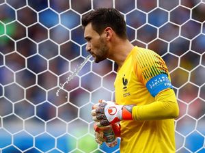 Gawang Lloris Tak Kebobolan Gol, tapi Mulutnya Kemasukan Belalang Gawang Lloris Tak Kebobolan Gol, tapi Mulutnya Kemasukan Belalang