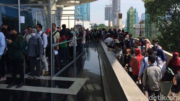 Ratusan Pelamar Kerja Berburu Lowongan di Akhir Pekan