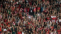 Penoton bersorak bahagia atas kemenangan tiimnas u 19 Indonesia. Foto: ANTARA FOTO/Zabur Karuru.