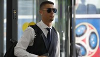 1. Cristiano Ronaldo baru saja menjadi pemain termahal yang pernah dijual Real Madrid setelah dilepas ke Juventus, yang menggelontorkan uang transfer 100 juta euro ditambah 17 juta euro (kontribusi solidaritas sebesar 12 juta euro plus biaya lain). (Foto: Tatyana Makeyeva/Reuters)