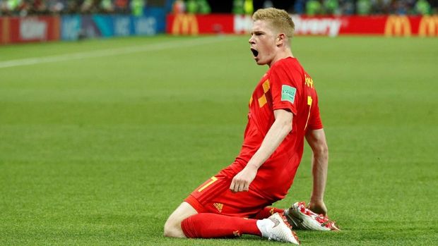 Kevin De Bruyne mencetak gol pertama di Piala Dunia 2018 dengan membobol gawang Brasil. (